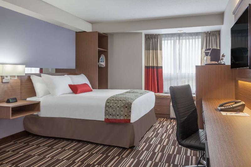 Microtel Inn & Suites By Wyndham Oyster Bay Ladysmith Bagian luar foto