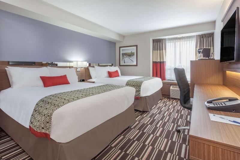 Microtel Inn & Suites By Wyndham Oyster Bay Ladysmith Bagian luar foto