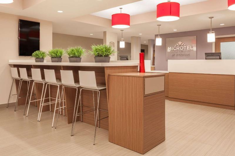 Microtel Inn & Suites By Wyndham Oyster Bay Ladysmith Bagian luar foto