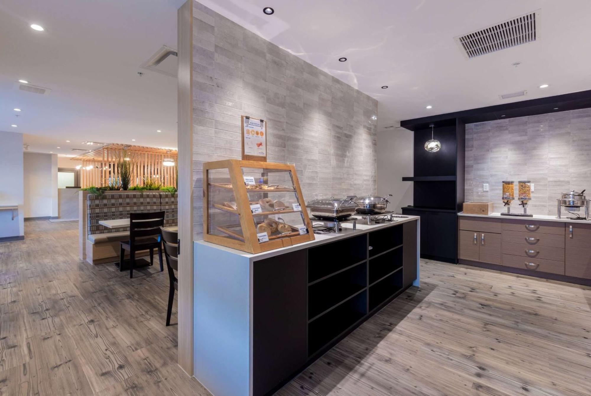 Microtel Inn & Suites By Wyndham Oyster Bay Ladysmith Bagian luar foto