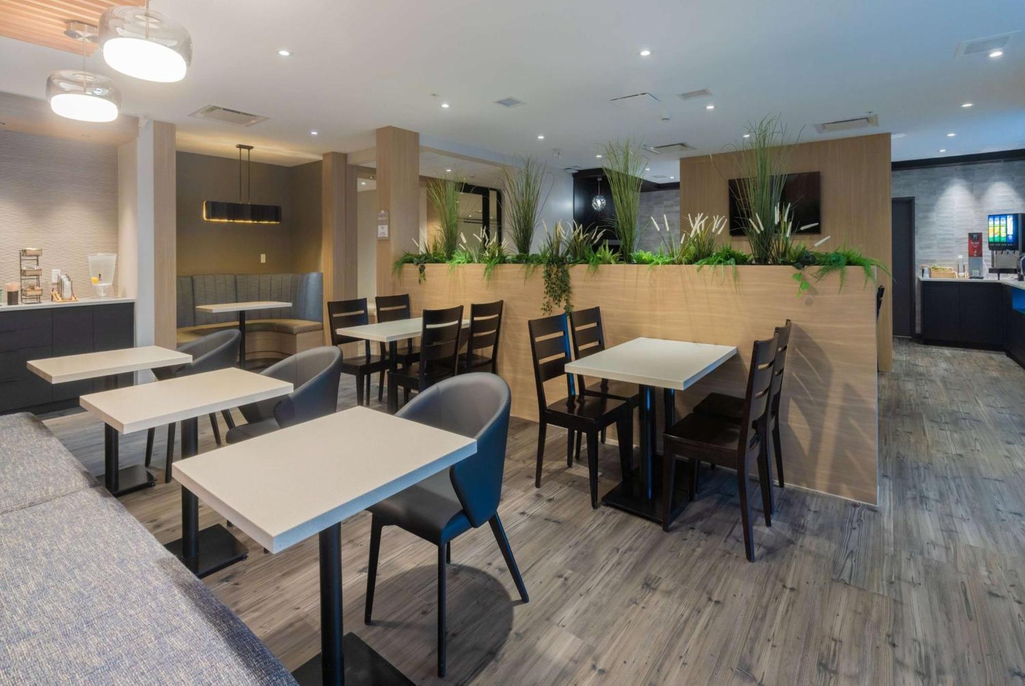 Microtel Inn & Suites By Wyndham Oyster Bay Ladysmith Bagian luar foto
