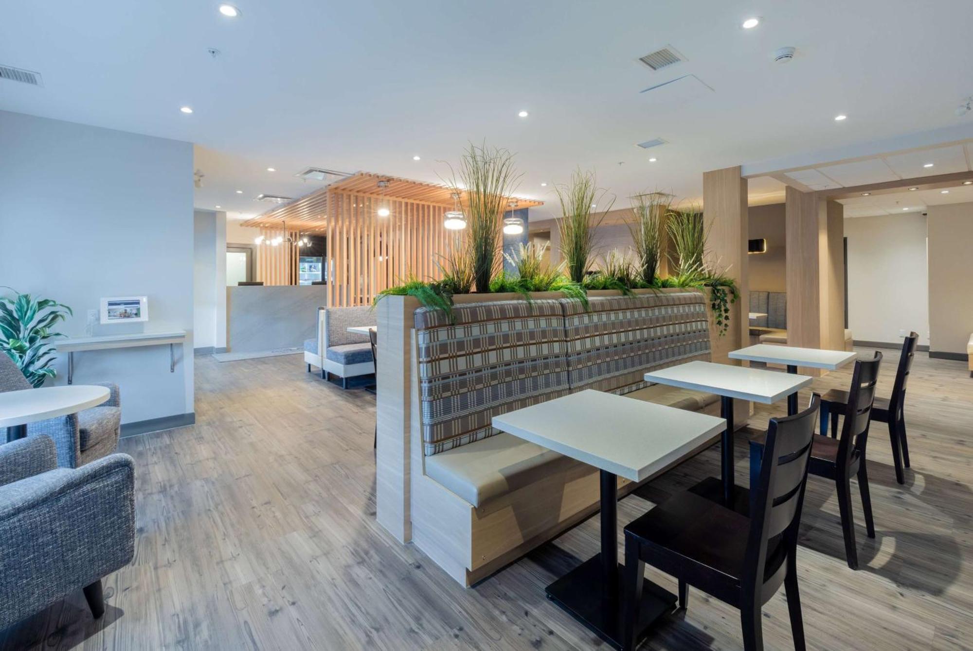 Microtel Inn & Suites By Wyndham Oyster Bay Ladysmith Bagian luar foto