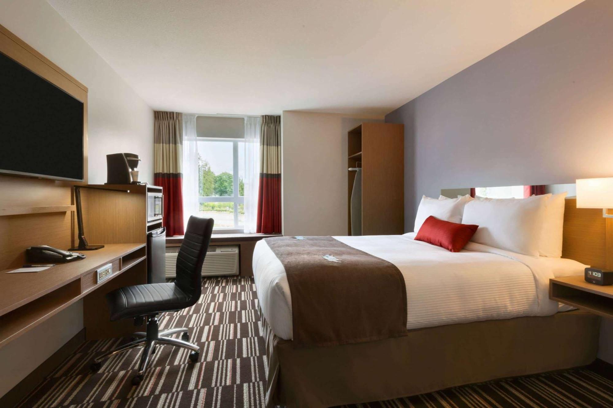Microtel Inn & Suites By Wyndham Oyster Bay Ladysmith Bagian luar foto