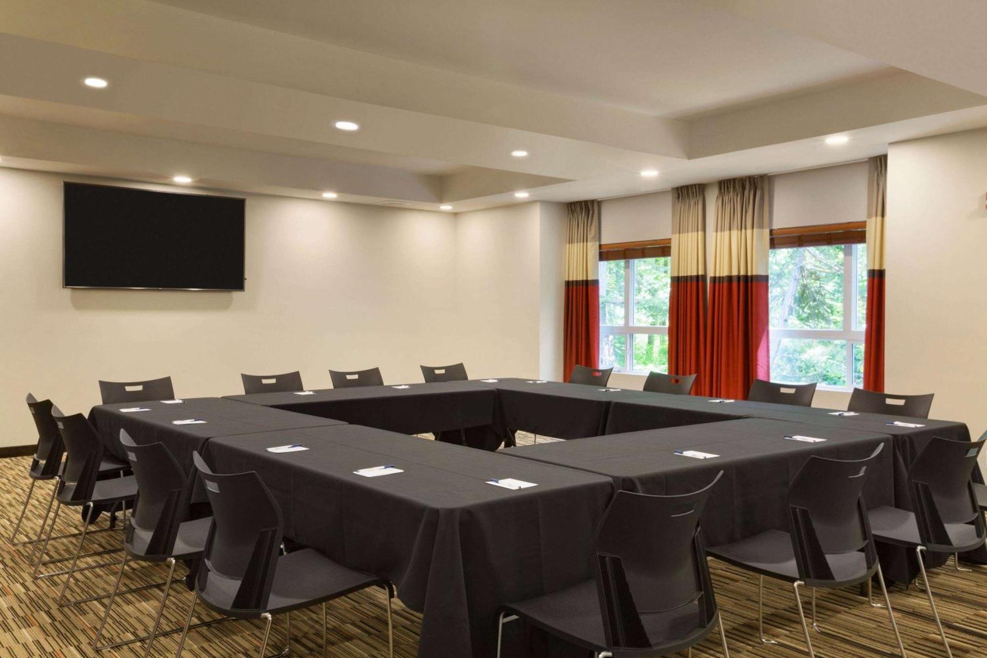 Microtel Inn & Suites By Wyndham Oyster Bay Ladysmith Bagian luar foto