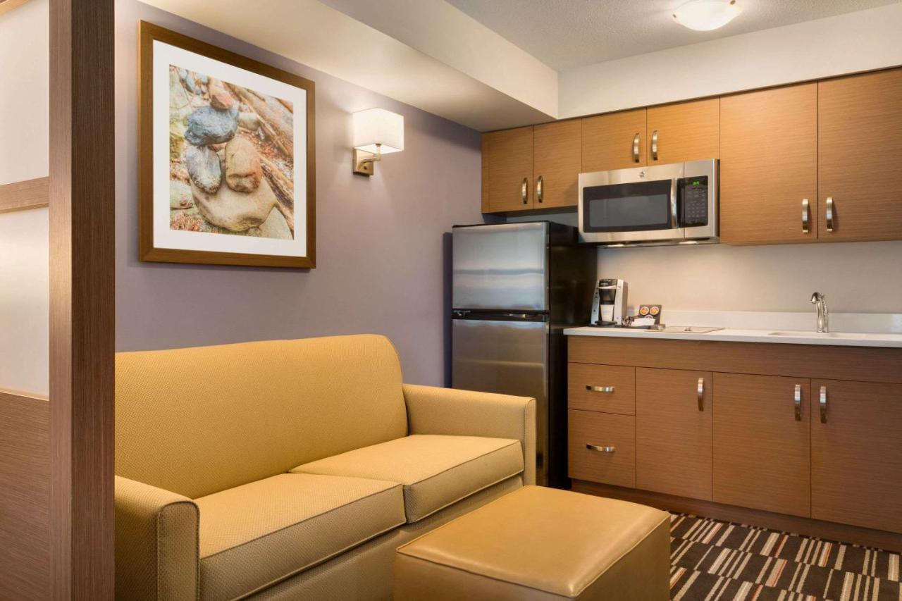 Microtel Inn & Suites By Wyndham Oyster Bay Ladysmith Bagian luar foto